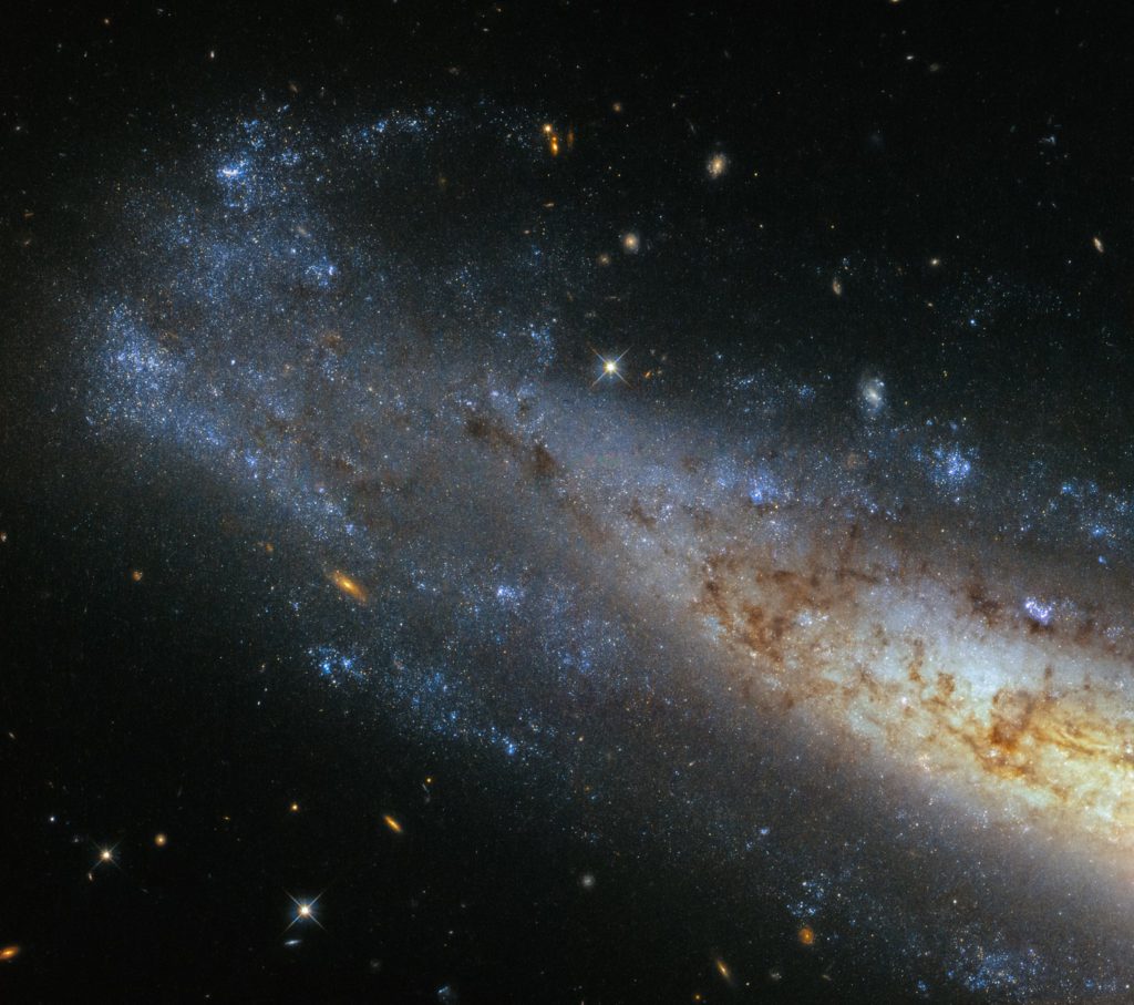 Массивная галактика NGC 1448 «с ребра»