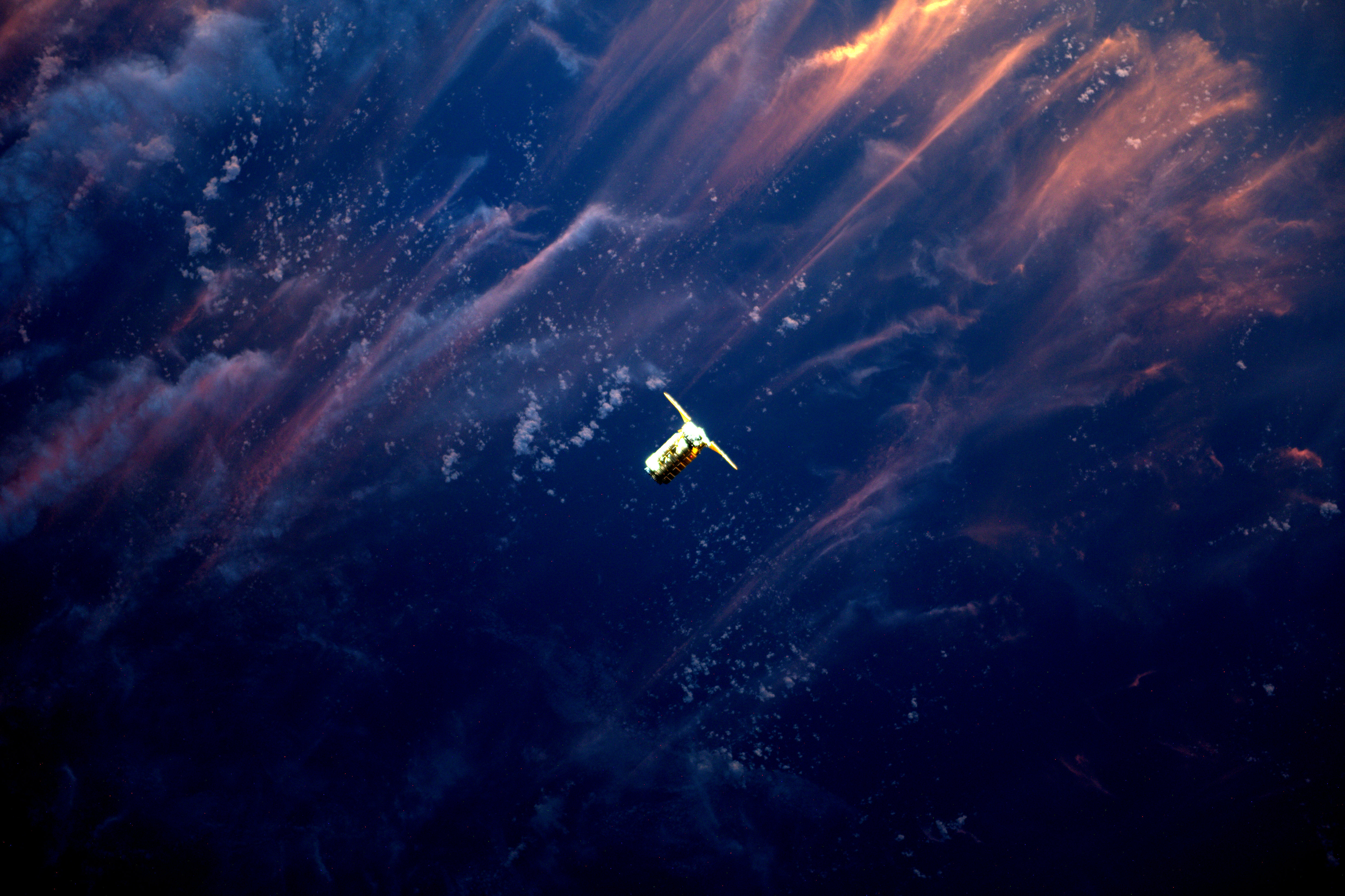 НАСА опубликовало очень красивый снимок приближения космического корабля Cygnus к МКС