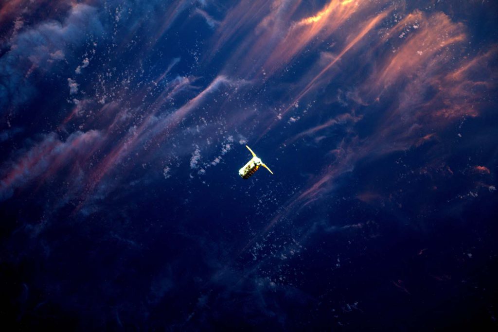 НАСА опубликовало очень красивый снимок приближения космического корабля Cygnus к МКС
