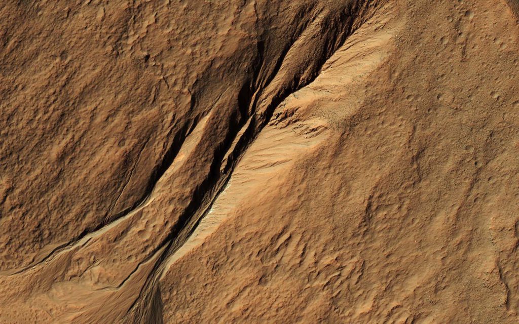 Высококачественное изображение марсианских оврагов