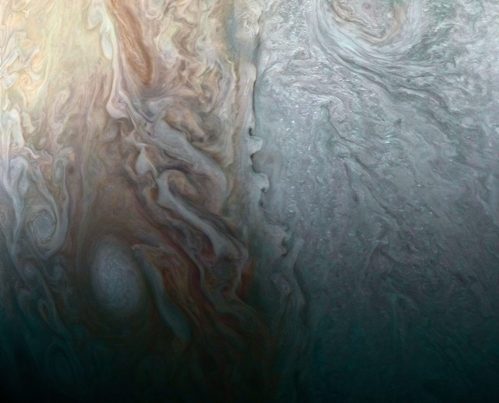 Зонд «Juno» сделал снимок длительной бури на Юпитере